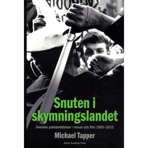 Michael Tapper Snuten i skymningslandet : svenska polisberättelser i roman och film 1965-2010 (inbunden)