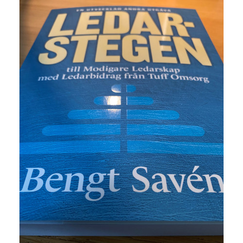 Bengt Savén LedarStegen till modigare ledarskap med ledarbidrag från tuff omsorg (bok, danskt band)