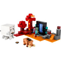 Miniatyr av produktbild för LEGO Minecraft Attack vid Nether-portalen 21255
