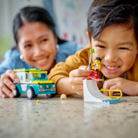 Miniatyr av produktbild för LEGO City Ambulans och snowboardåkare 60403
