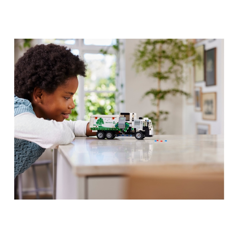 Produktbild för LEGO Technic 42167 - Mack LR Electric Garbage Truck - byggsats