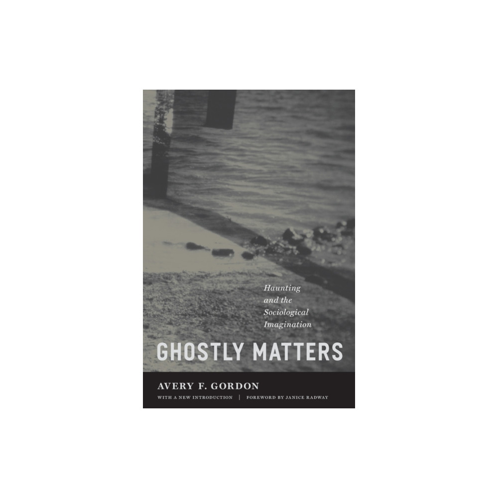 Produktbild för Ghostly Matters (häftad, eng)