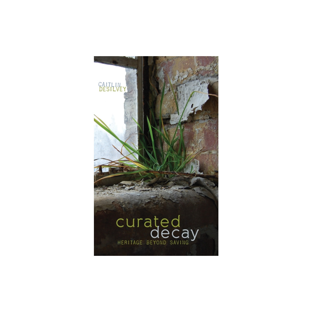 Produktbild för Curated Decay (häftad, eng)