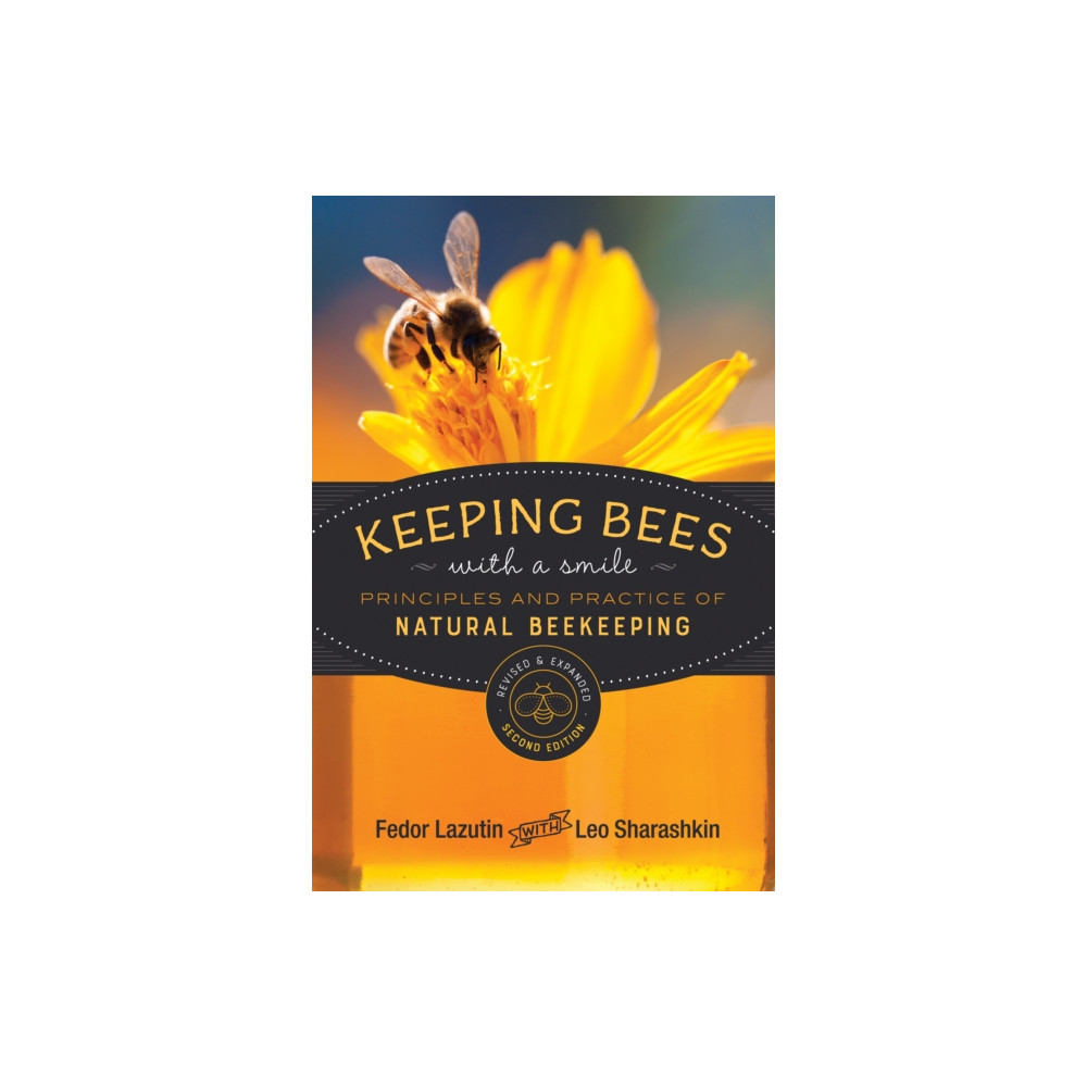 Produktbild för Keeping Bees with a Smile (häftad, eng)