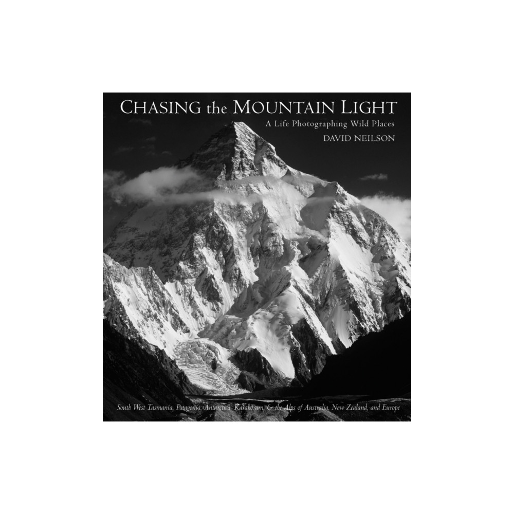 Produktbild för Chasing the Mountain Light (inbunden, eng)