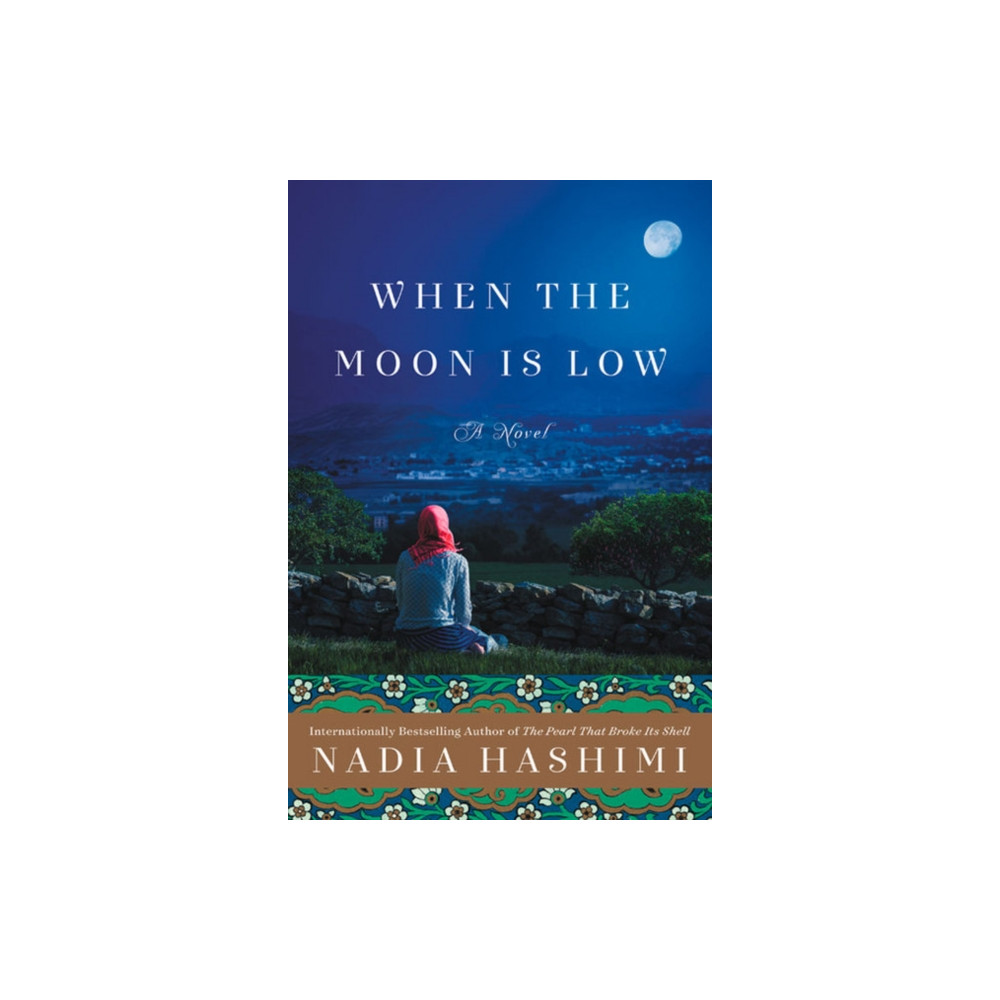 Produktbild för When the Moon Is Low (häftad, eng)