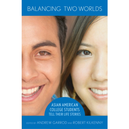 Cornell University Press Balancing Two Worlds (häftad, eng)