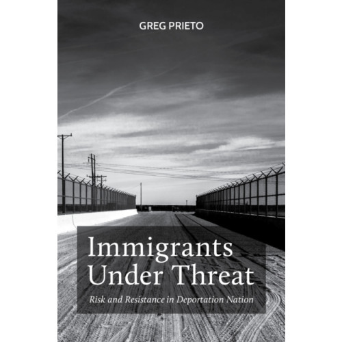 New York University Press Immigrants Under Threat (häftad, eng)