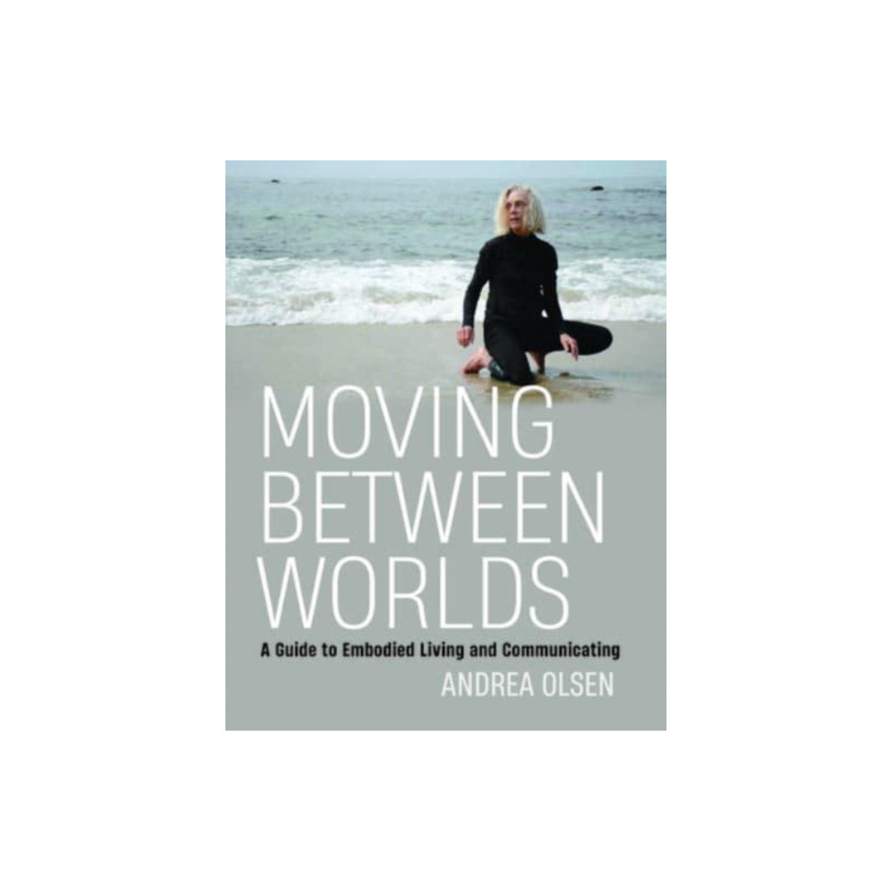 Produktbild för Moving Between Worlds (häftad, eng)