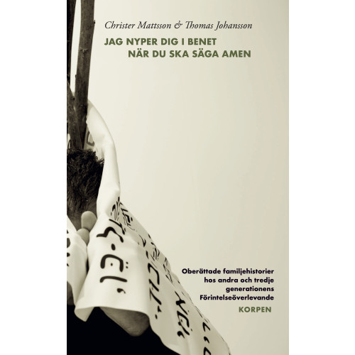 Thomas Johansson Jag nyper dig i benet när du ska säga amen : oberättade familjehistorier hos andra och tredje generationens Förintelseöverlevande (bok, danskt band)
