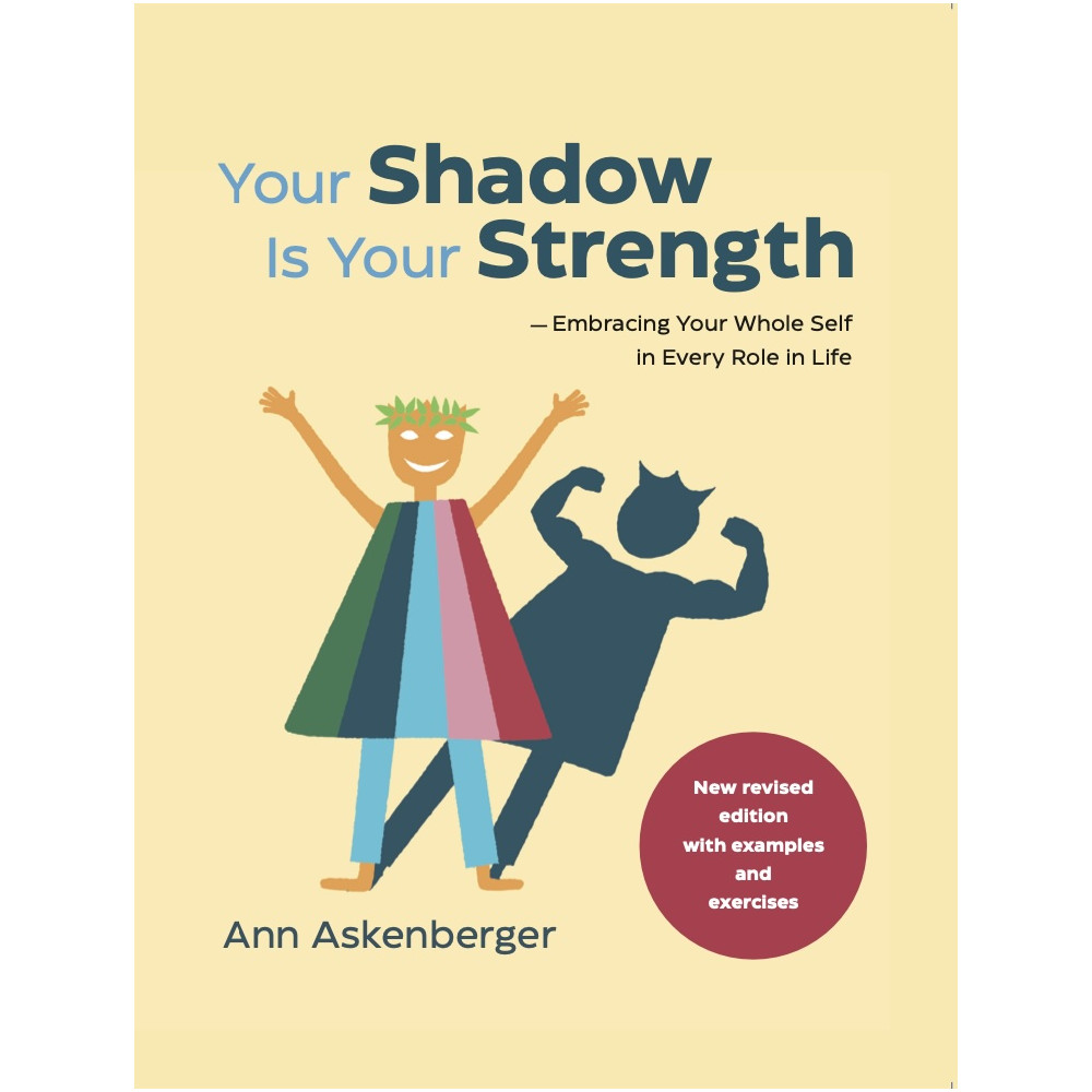 Produktbild för Your shadow is your strength : embracing your whole self in every role in life (häftad, eng)