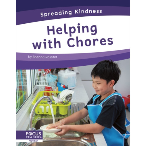 North Star Editions Helping with Chores (inbunden, eng)
