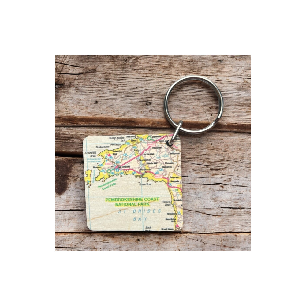 Produktbild för OS Map Wooden Square Key-ring - Pembrokeshire Coast National Park