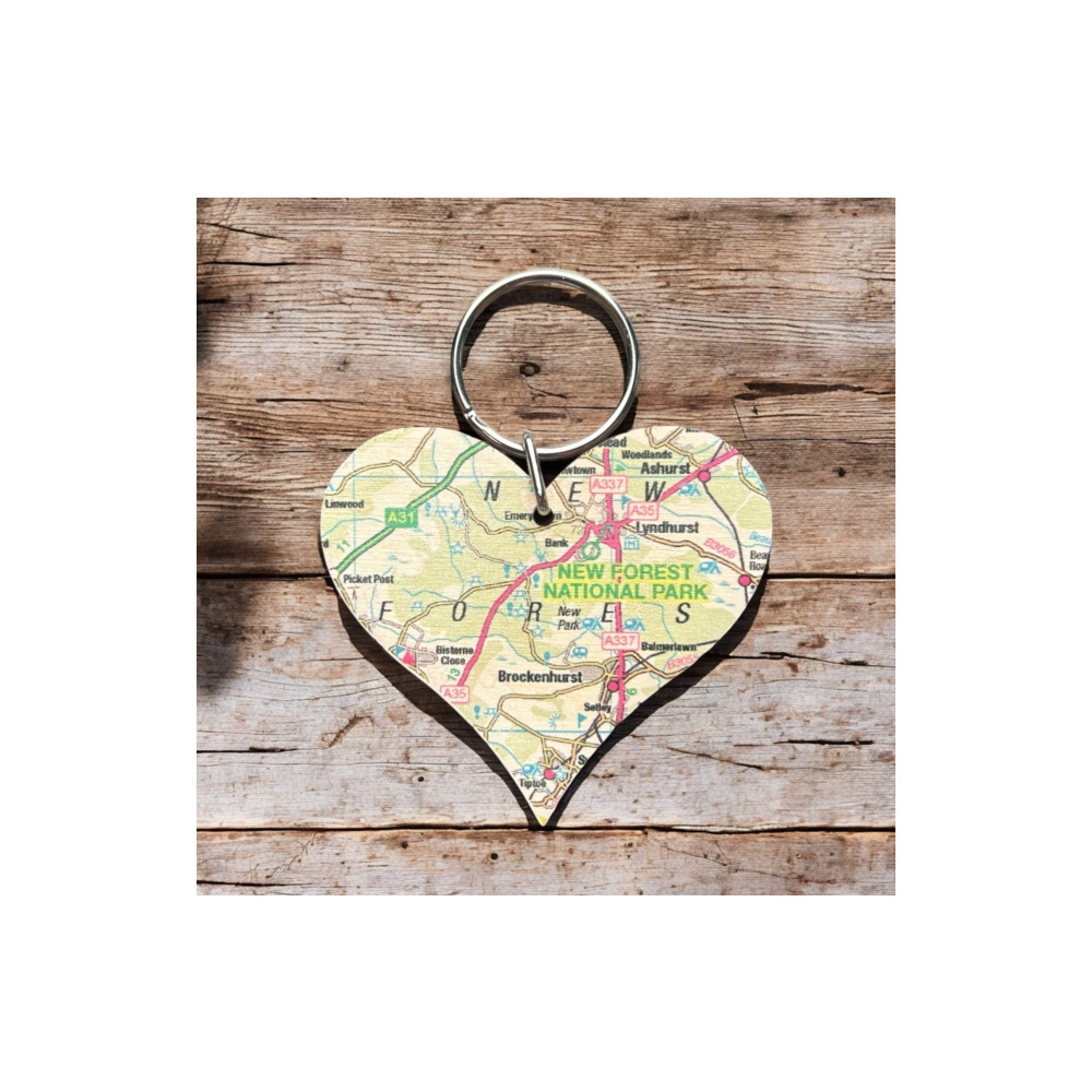 Produktbild för OS Map Wooden Heart Key-ring - New Forest National Park