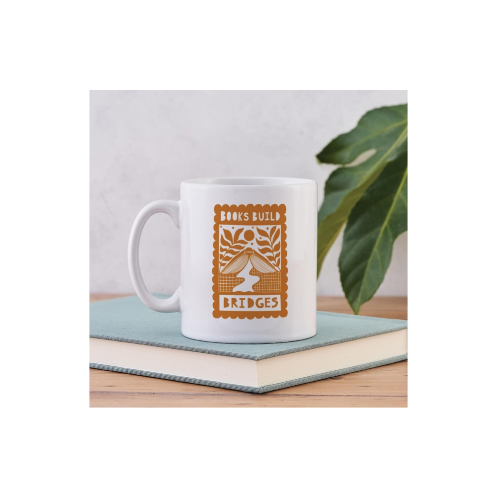 Produktbild för Books Build Bridges - Literary Mug