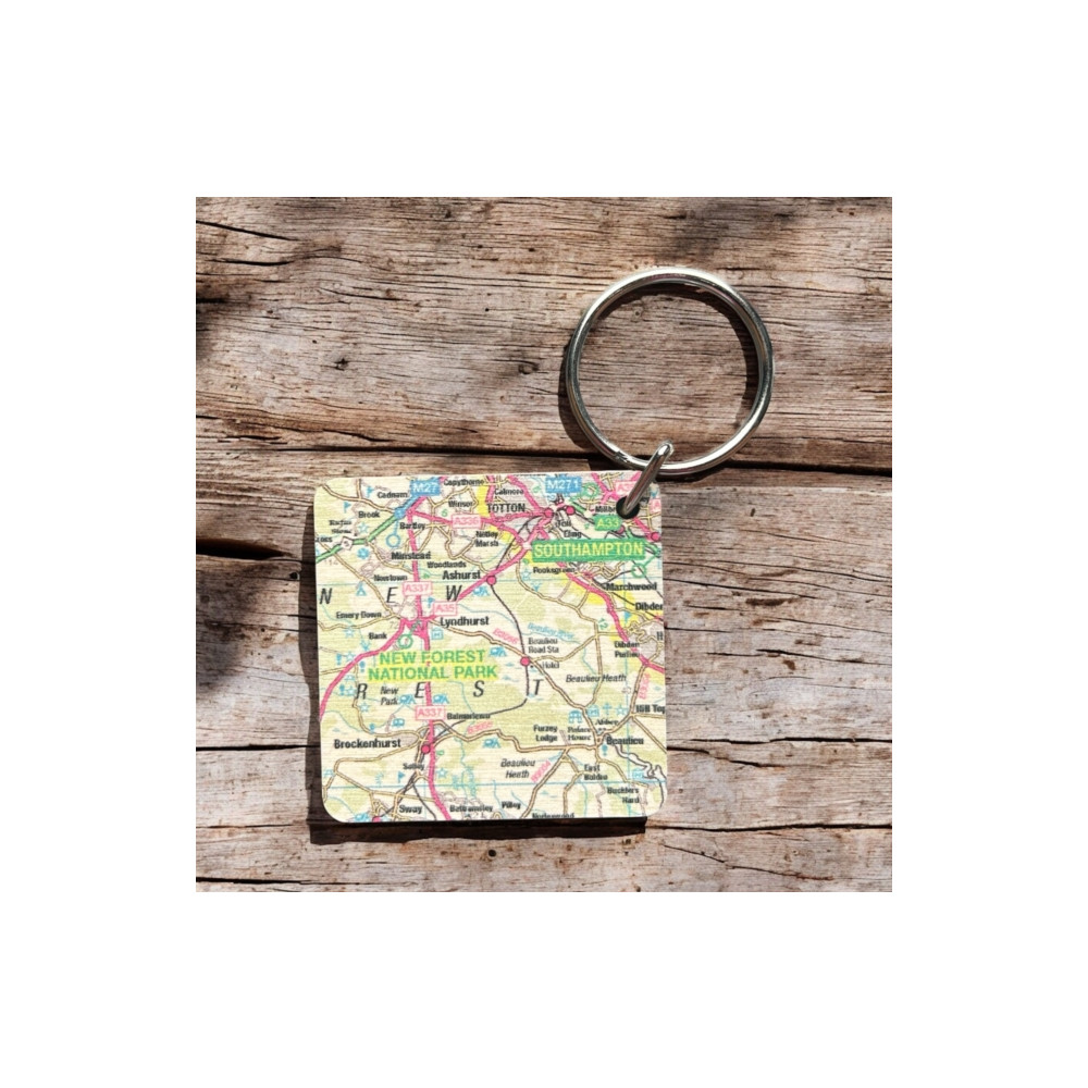 Produktbild för OS Map Wooden Square Key-ring - New Forest National Park