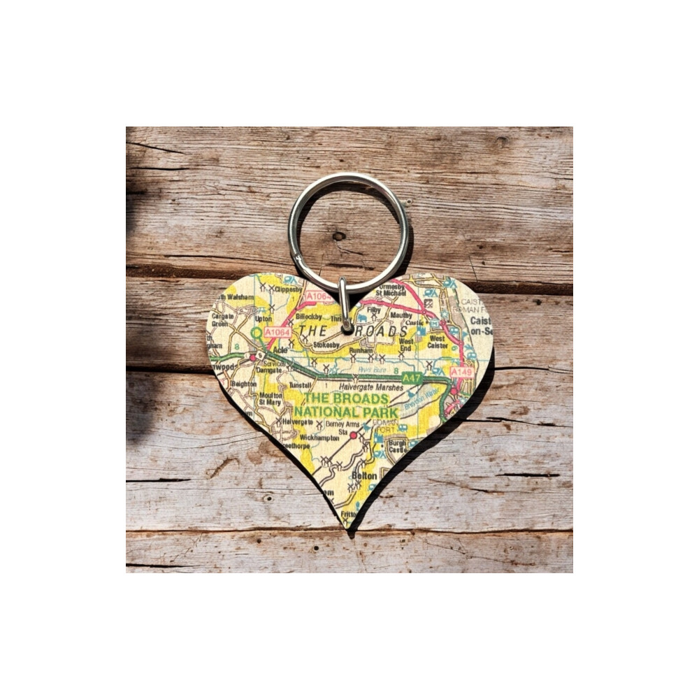 Produktbild för OS Map Wooden Heart Key-ring - The Broads