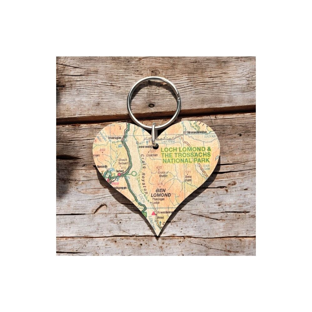 Produktbild för OS Map Wooden Heart Key-ring - Loch Lomond and The Trossachs National Park