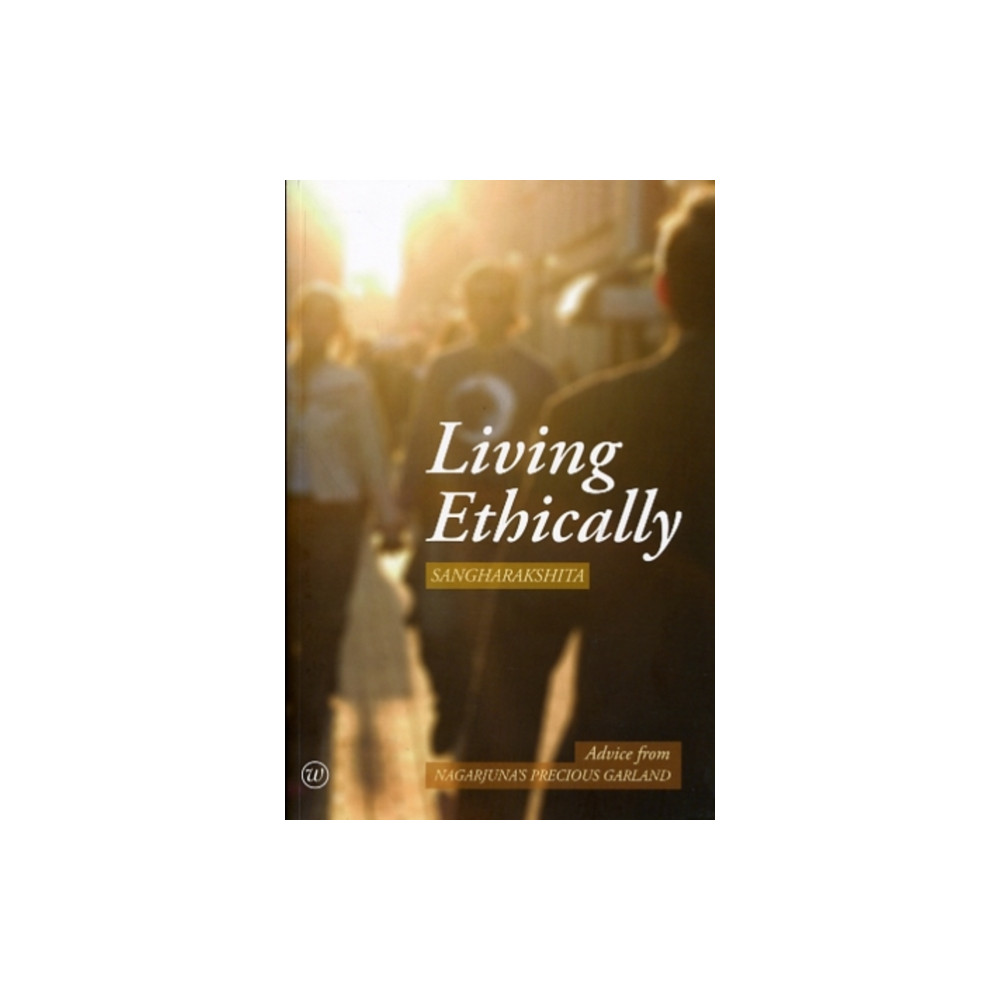 Produktbild för Living Ethically (häftad, eng)