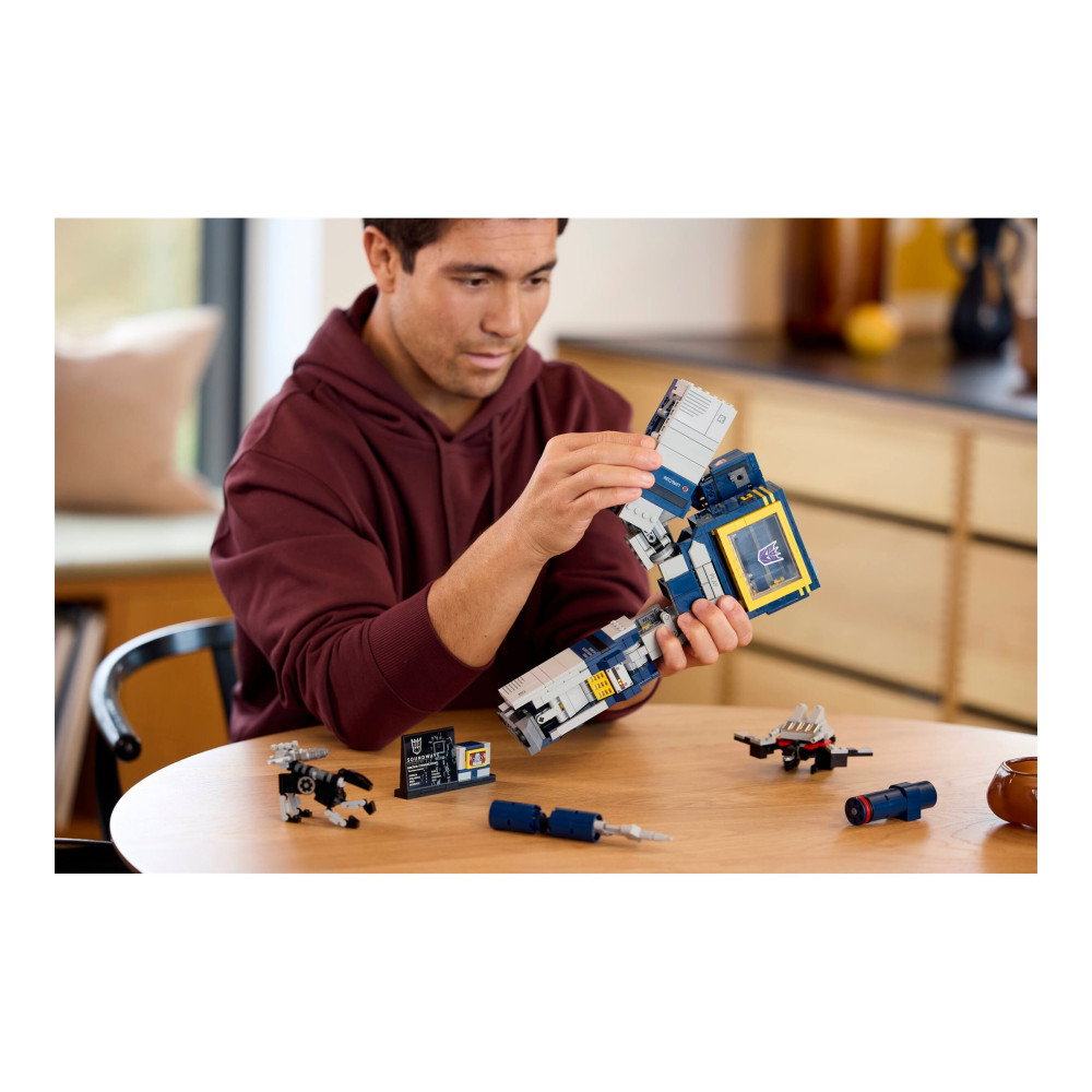 Produktbild för LEGO Icons 10358 - Transformers: Soundwave - byggsats