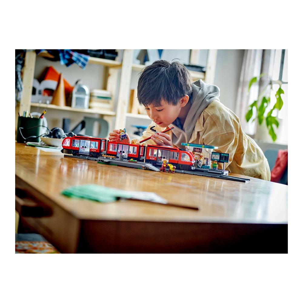 Produktbild för LEGO City 60423 - Downtown Streetcar and Station - byggsats