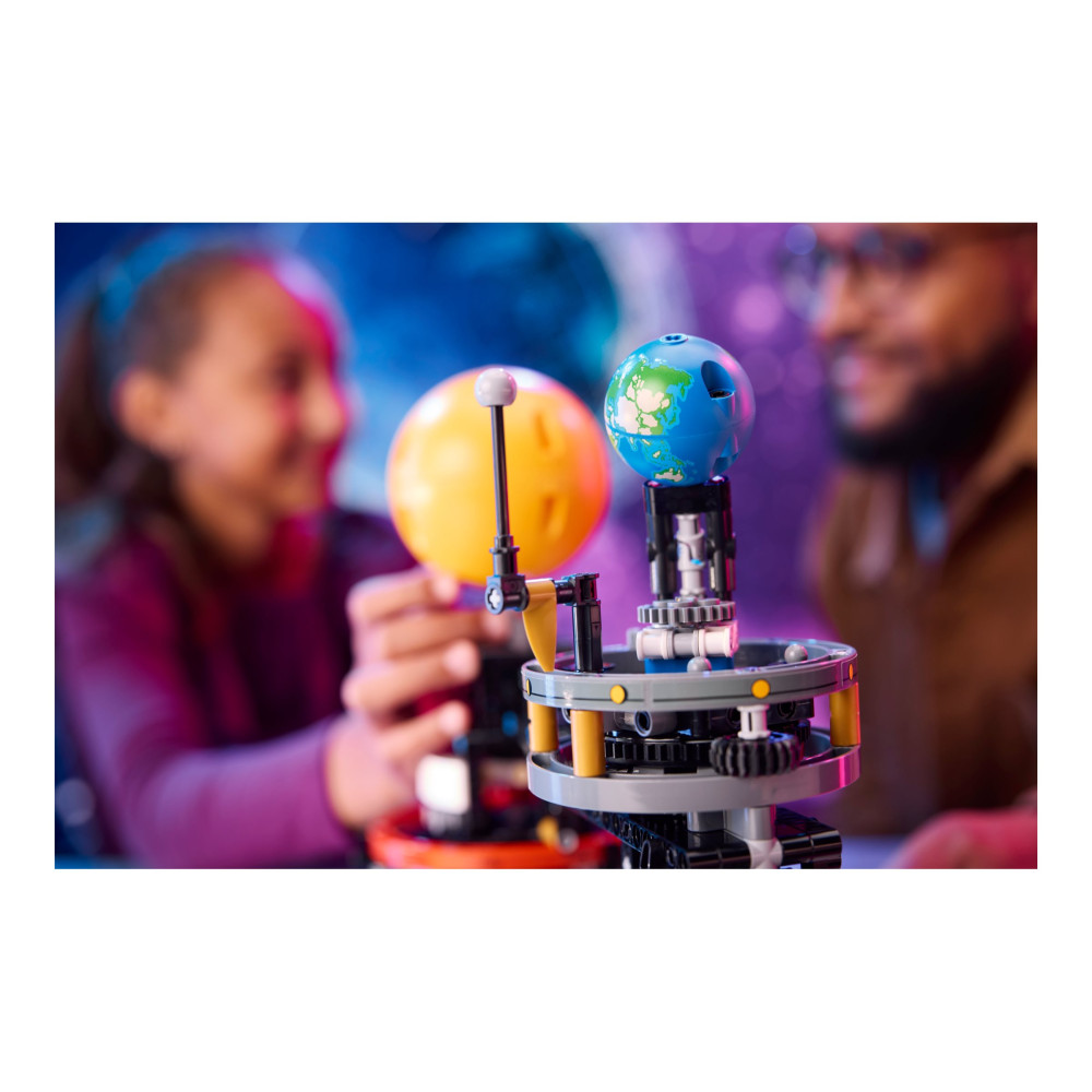 Produktbild för LEGO Technic 42179 - Jorden och Månen i omloppsbana - byggsats
