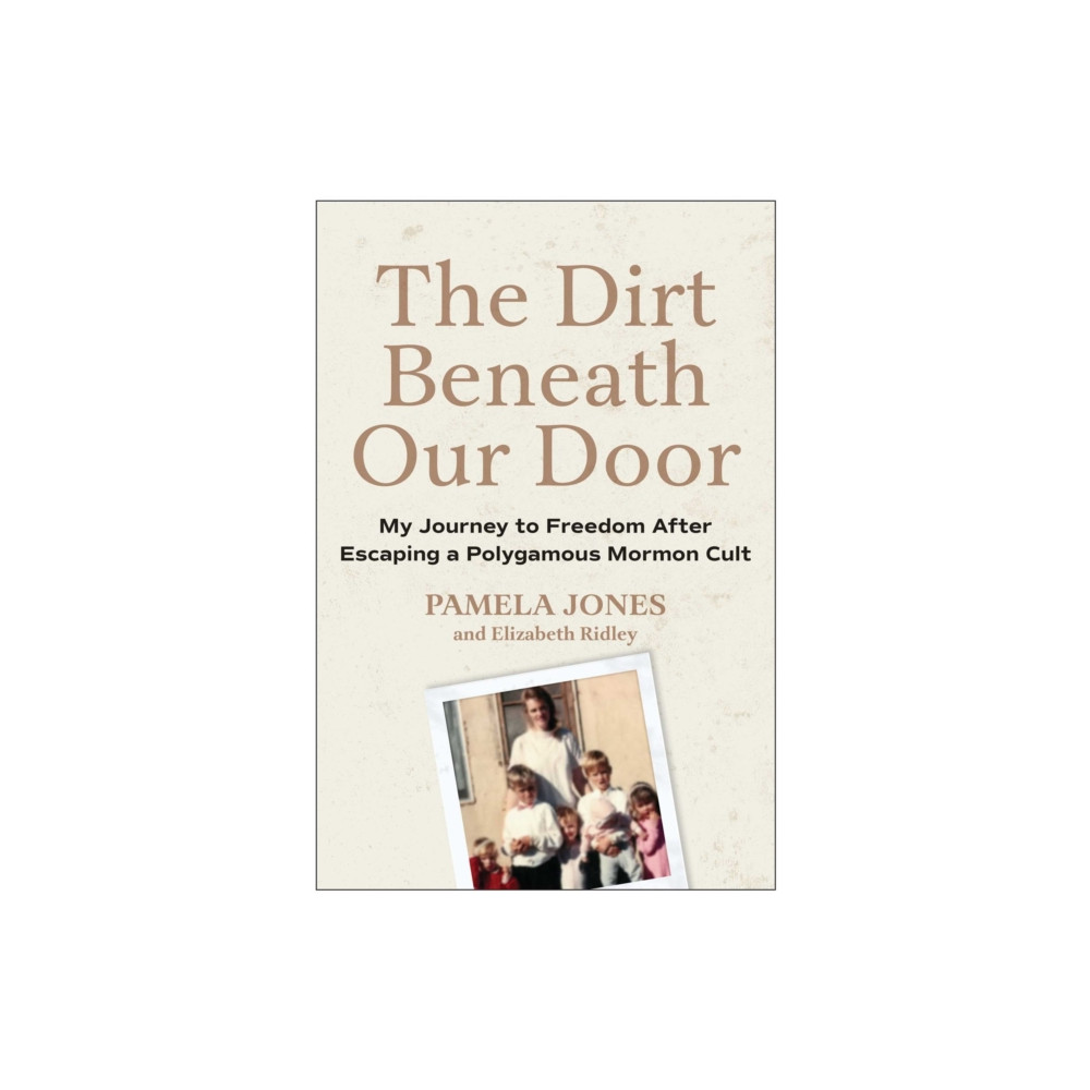 Produktbild för The Dirt Beneath Our Door (inbunden, eng)