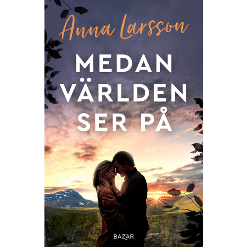 Anna Larsson Medan världen ser på (inbunden)