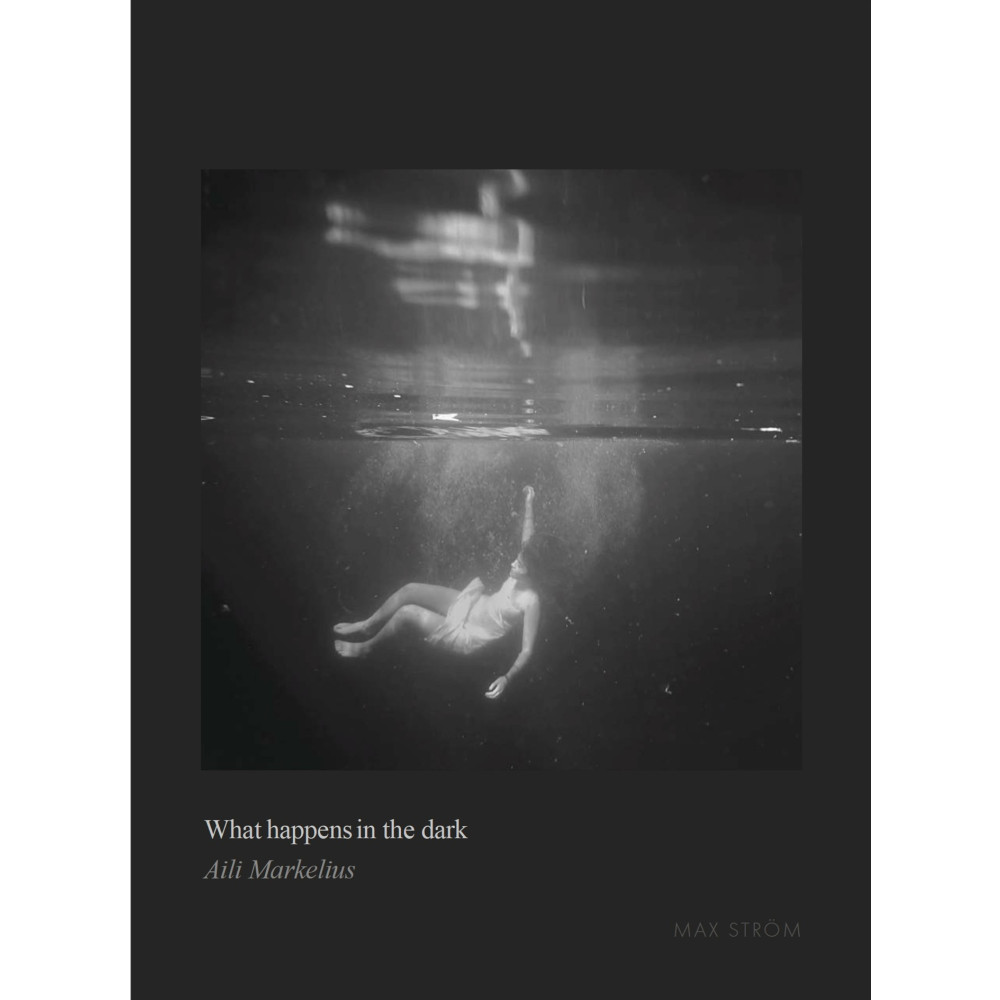 Produktbild för What happens in the dark (inbunden, eng)