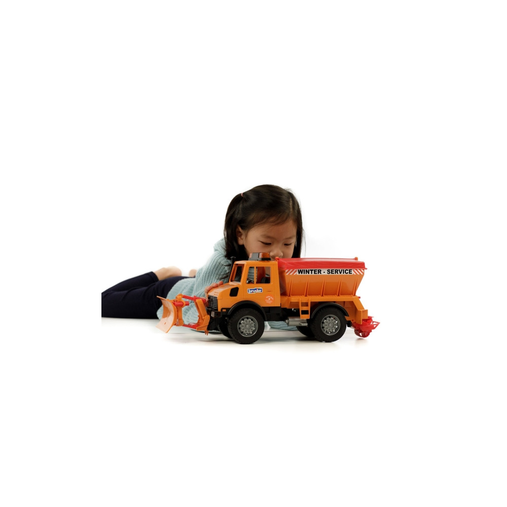 Produktbild för Bruder Mercedes-Benz Unimog winter service with plow blade t...