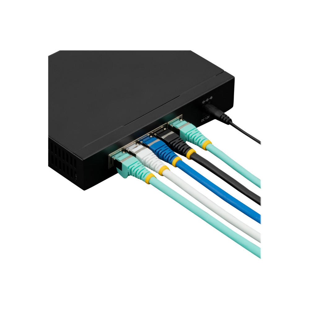 Produktbild för StarTech.com 50cm CAT6a Ethernet Cable - White - Low Smoke Zero Halogen (LSZH) - 10GbE 500MHz 100W PoE++ Snagless RJ-45 w/Strain Reliefs S/FTP Network Patch Cord - patch-kabel - 50 cm - vit