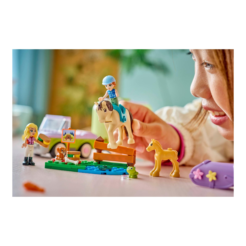 Produktbild för LEGO Friends 42695 - Häst & Fölet Transportående - byggsats