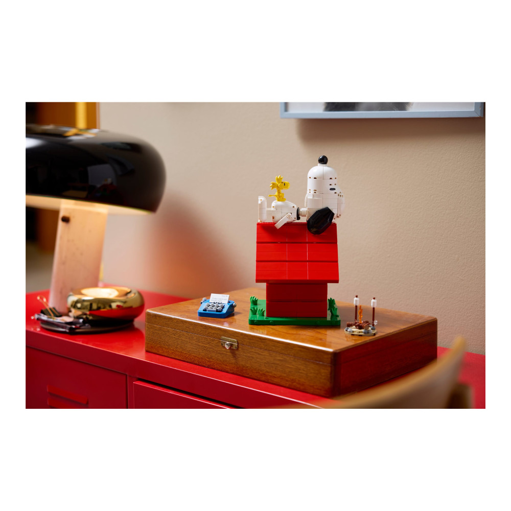 Produktbild för LEGO Ideas 21368 - Jordnötter: Snoppys hundkoja - byggsats
