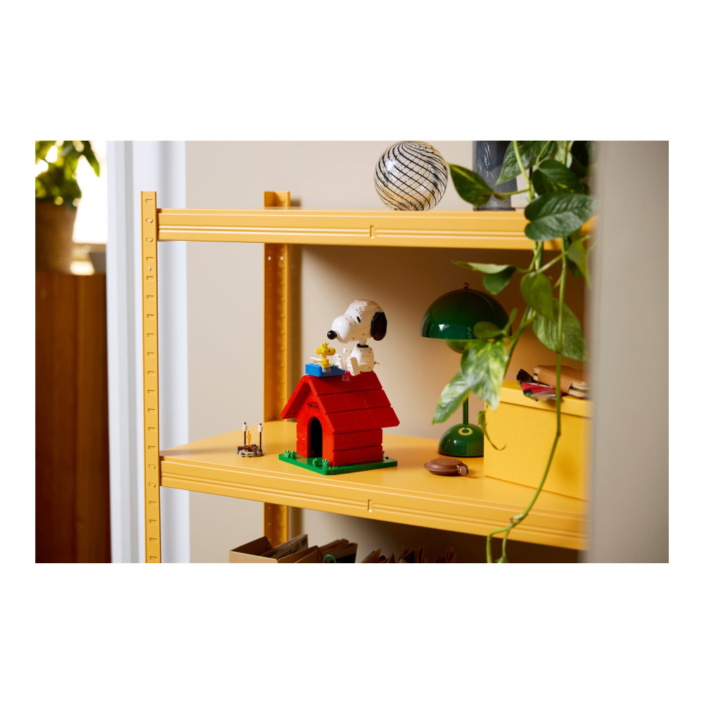 Produktbild för LEGO Ideas 21368 - Jordnötter: Snoppys hundkoja - byggsats