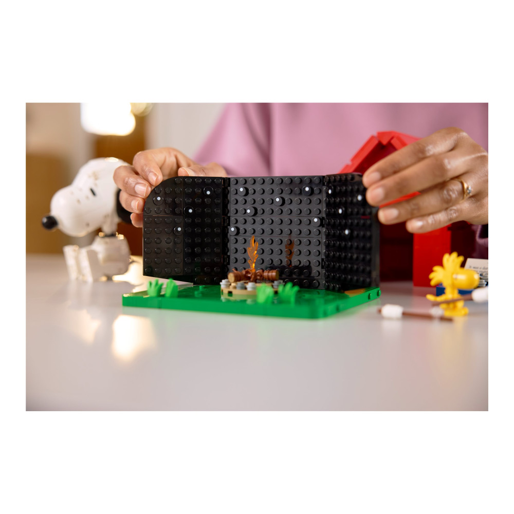 Produktbild för LEGO Ideas 21368 - Jordnötter: Snoppys hundkoja - byggsats