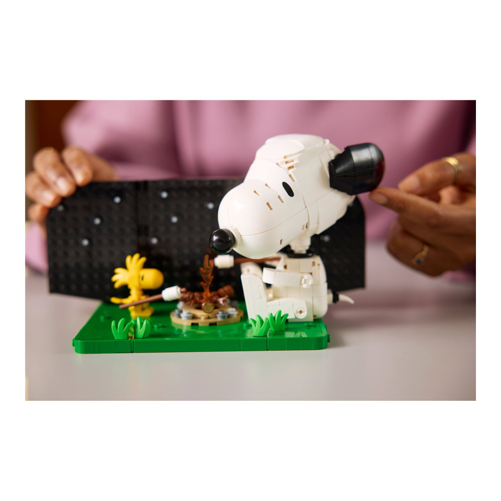 Produktbild för LEGO Ideas 21368 - Jordnötter: Snoppys hundkoja - byggsats