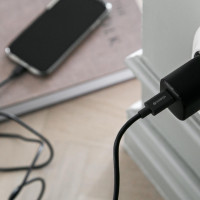 Miniatyr av produktbild för Laddare 20W + USB-C till Lightning Kabel Svart