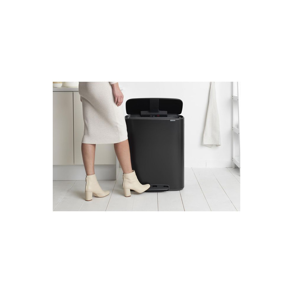 Produktbild för Papperskorg BRABANTIA Pedal Bo 60L svart