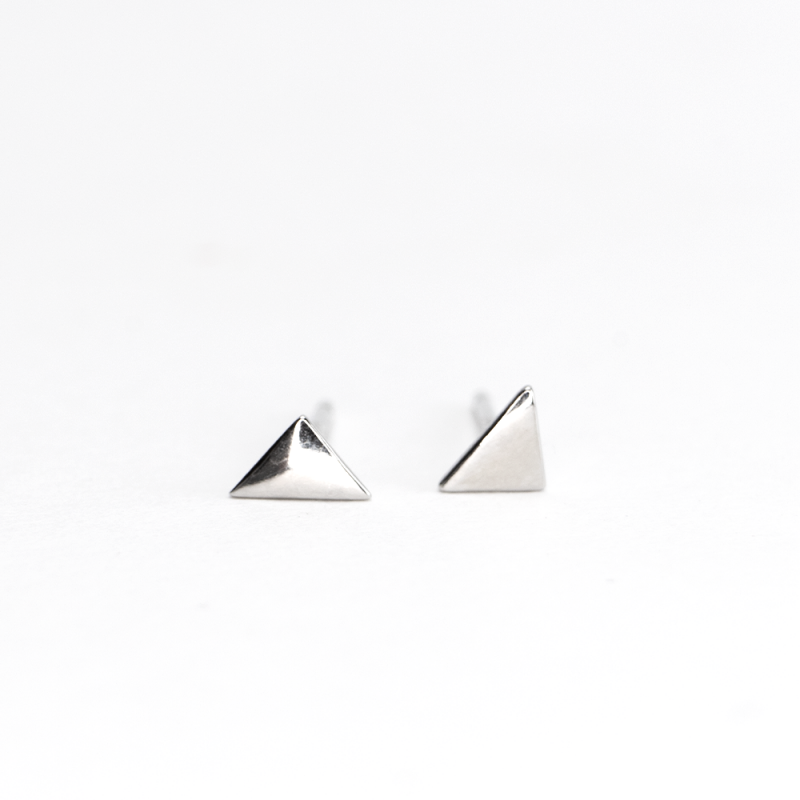 Produktbild för Small Triangle Studs 925 silver